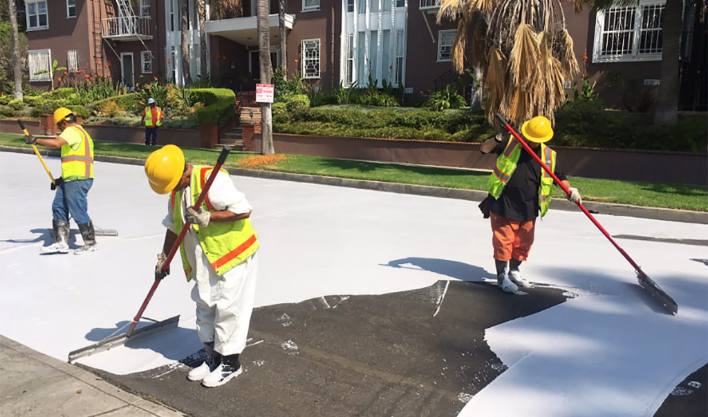 Los Angeles sta dipingendo le sue strade di bianco