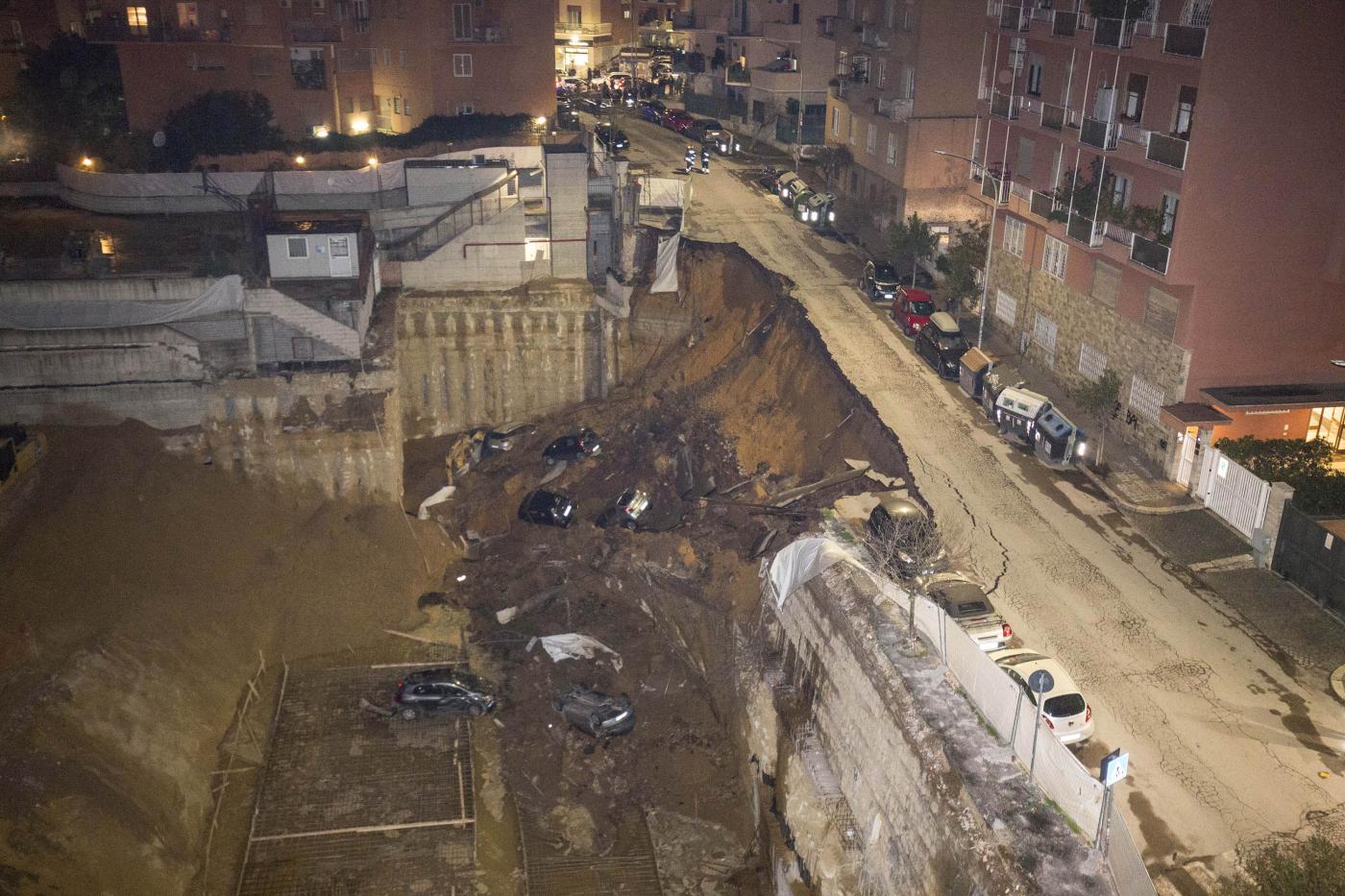 Roma, voragine alla Balduina: crolla una strada e le auto precipitano