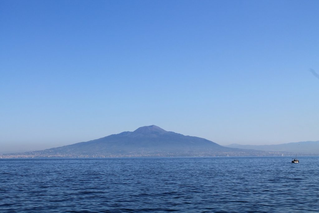 Abusivismo edilizio, i casi Etna e Vesuvio