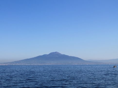 Abusivismo edilizio, i casi Etna e Vesuvio