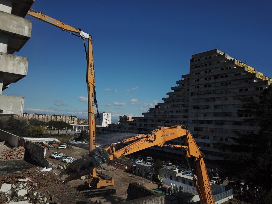 Vele di Scampia, iniziata la demolizione: foto e video