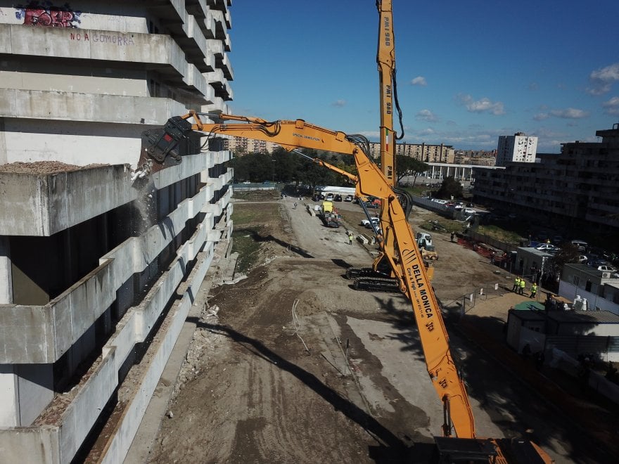 Vele di Scampia, iniziata la demolizione: foto e video