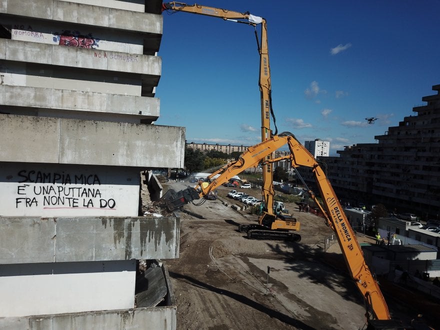 Vele di Scampia, iniziata la demolizione: foto e video