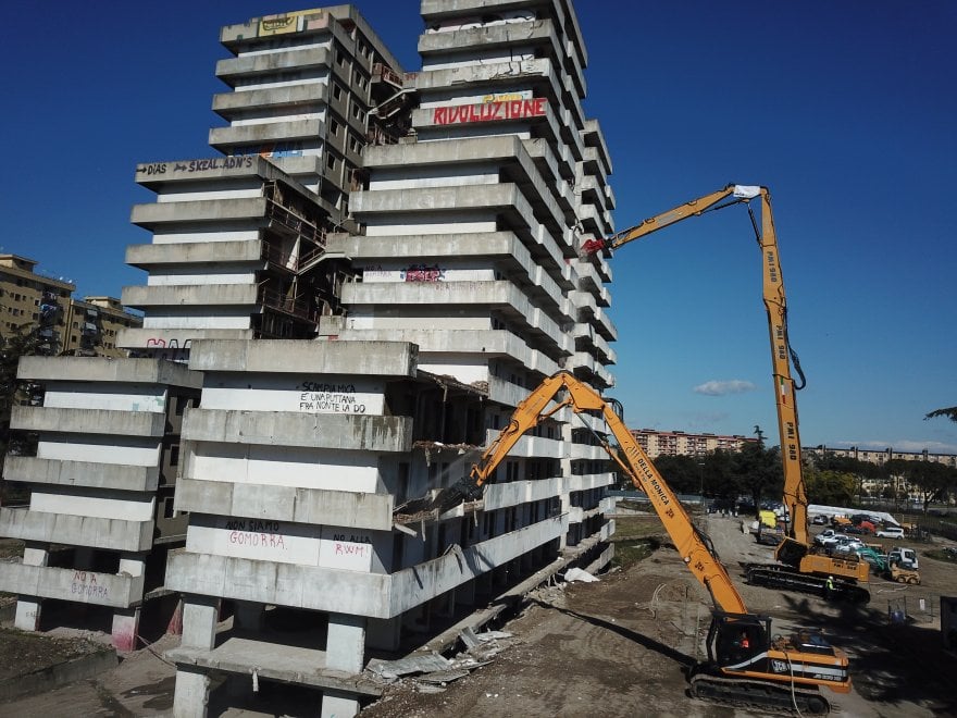 Vele di Scampia, iniziata la demolizione: foto e video