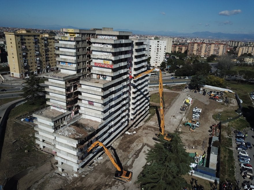 Vele di Scampia, iniziata la demolizione: foto e video