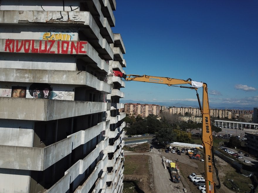 Vele di Scampia, iniziata la demolizione: foto e video