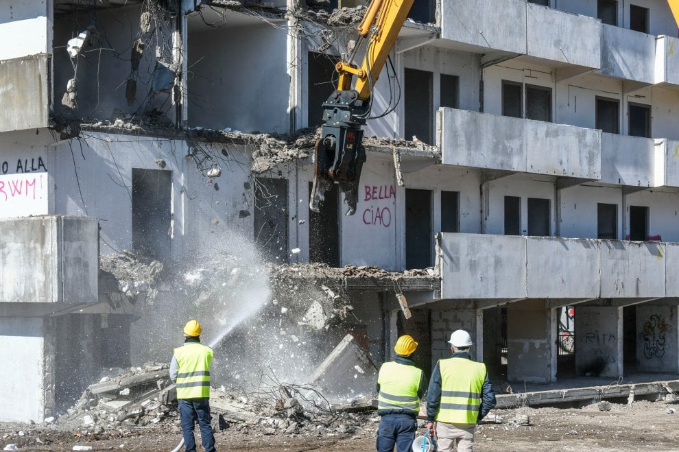 Vele di Scampia, iniziata la demolizione: foto e video