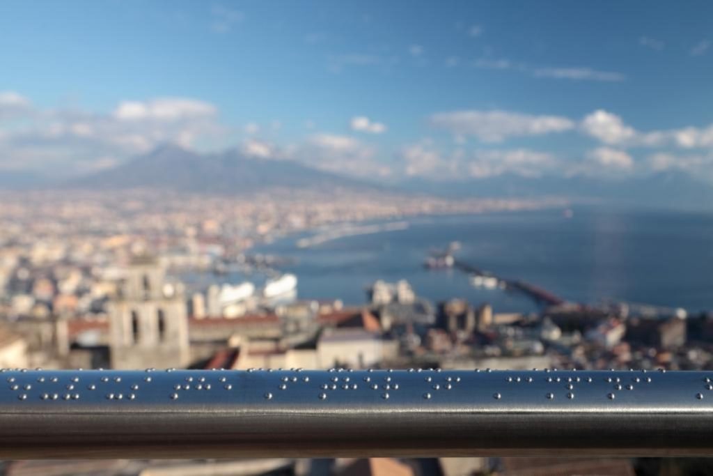 Parapetto per non vedenti racconta il panorama di Napoli