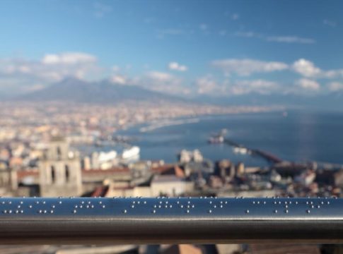 Parapetto per non vedenti racconta il panorama di Napoli
