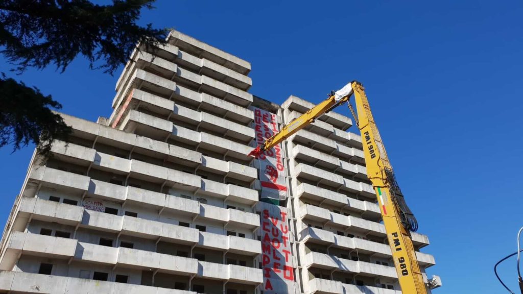 Vele di Scampia, iniziata la demolizione