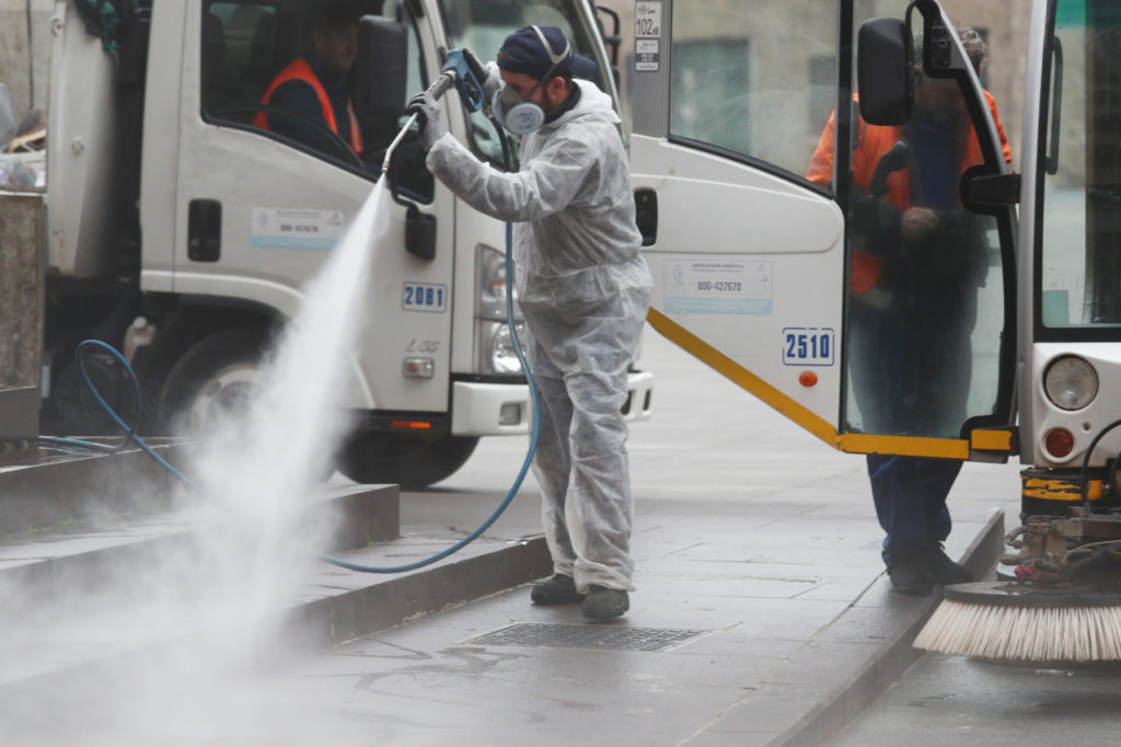 Disinfettare le strade non serve a prevenire la trasmissione del CoViD-19