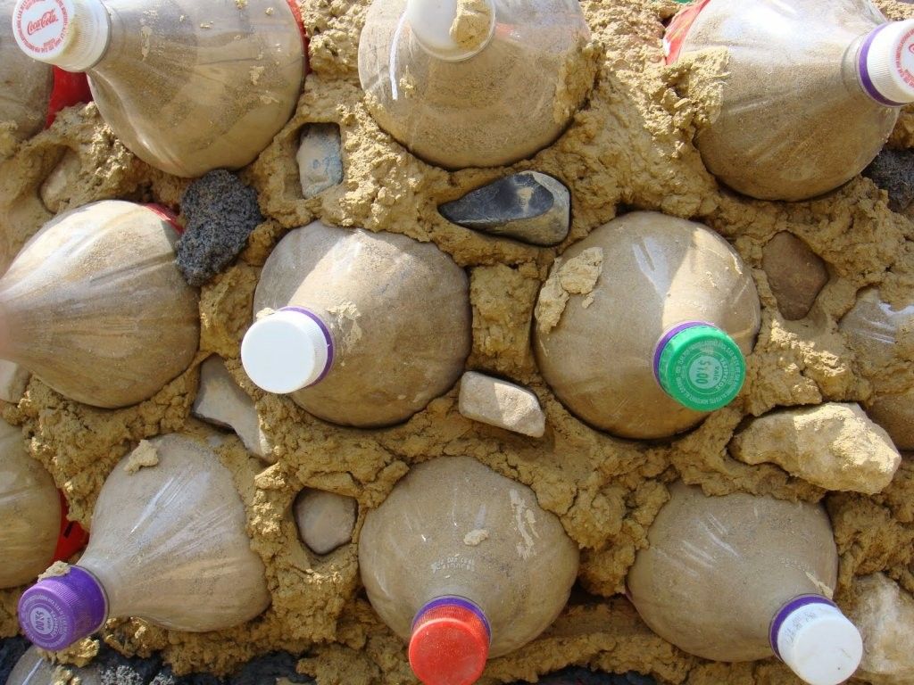 Bottiglie di plastica come mattoni, l'idea di otto ingegneri indiani