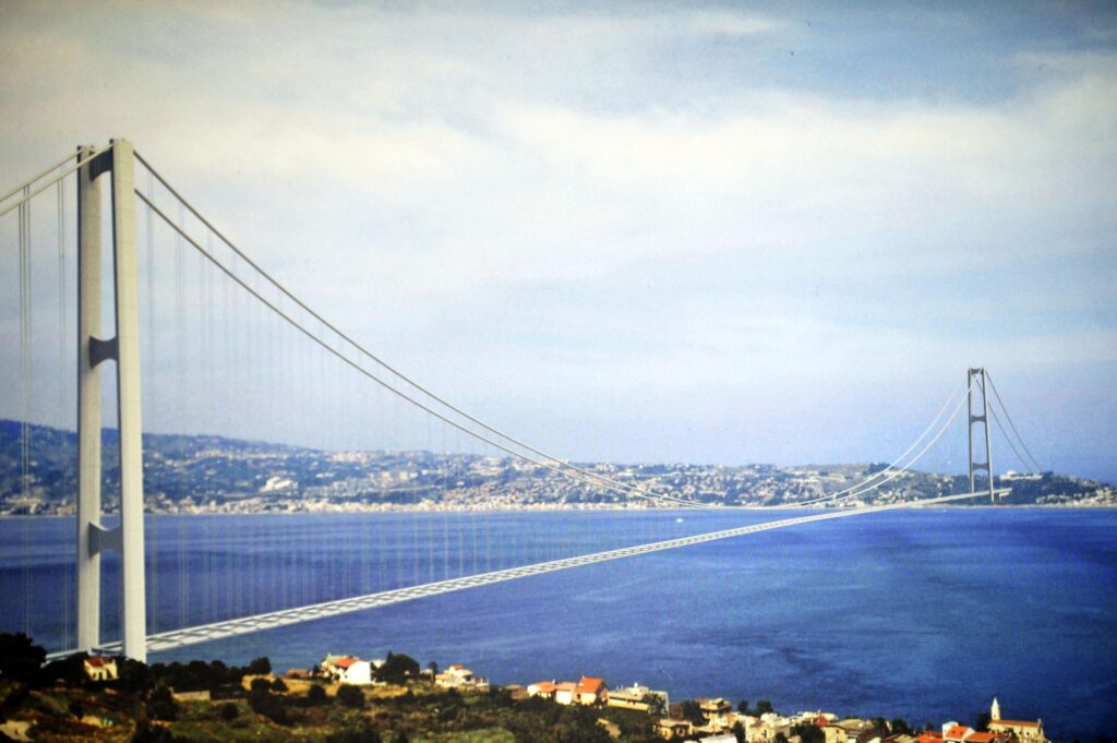 Conte apre al ponte sullo stretto di Messina