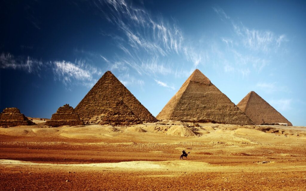 L'Egitto sta costruendo due autostrade tra le piramidi