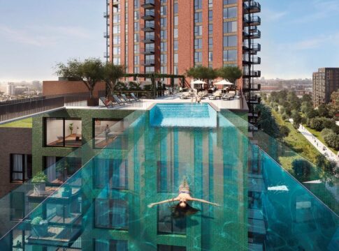 Sky Pool, una piscina tra due grattacieli. Ph. embassygardens.com