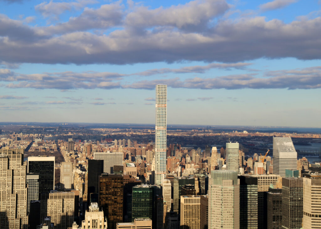 I problemi del 432 Park Avenue di New York, oscilla troppo e perde acqua