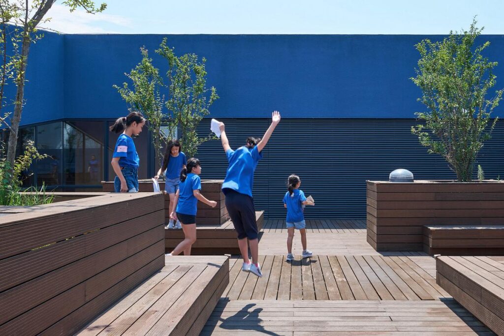 Bibliotheater, completata biblioteca teatro a forma di balena