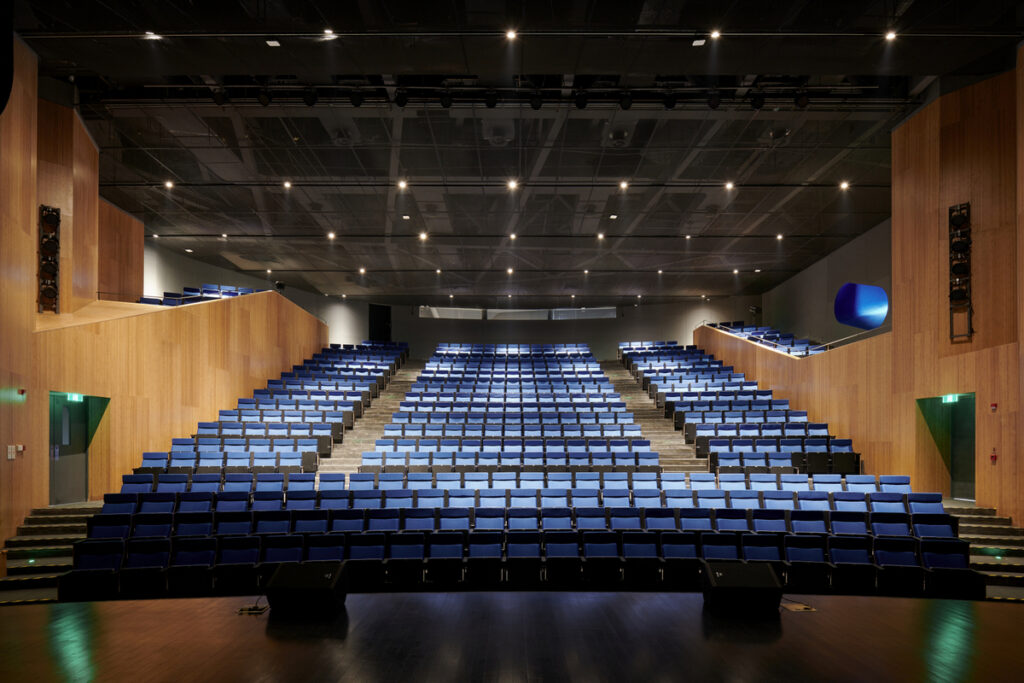 Bibliotheater, completata biblioteca teatro a forma di balena