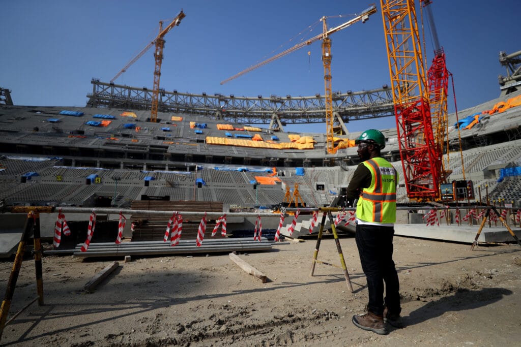 6.500 lavoratori morti sui cantieri degli stadi in Qatar