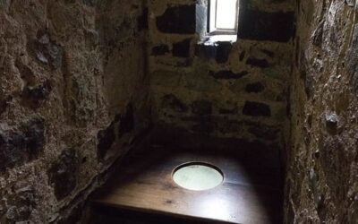 La latrina nel medioevo, tra spazi inusuali e comodità