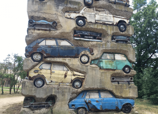 Long Term Parking, l’incredibile torre di automobili e cemento in Francia