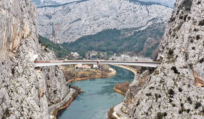 Vista panoramica del Cetina Bridge