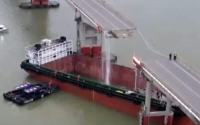 In Cina una portacontainer si schianta contro un ponte: almeno 2 morti