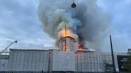 Incendio devastante alla storica sede della Borsa di Copenaghen