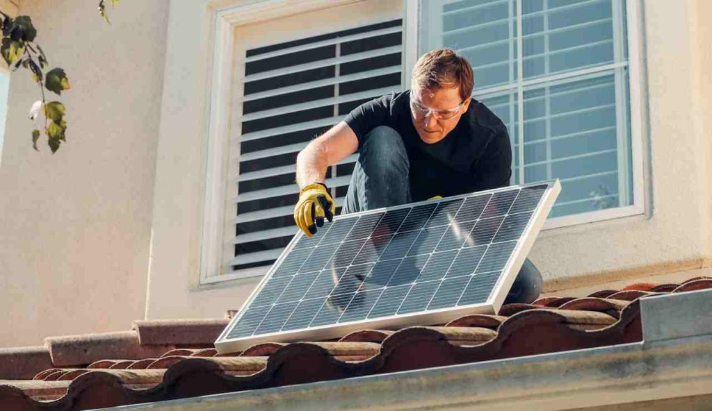 Uomo sul tetto impianto fotovoltaico