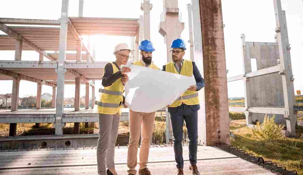 Architetti discutono per la costruzione di una casa