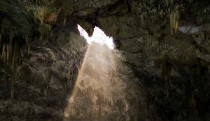 Entrata di una grotta sotterranea (Pixabay foto)