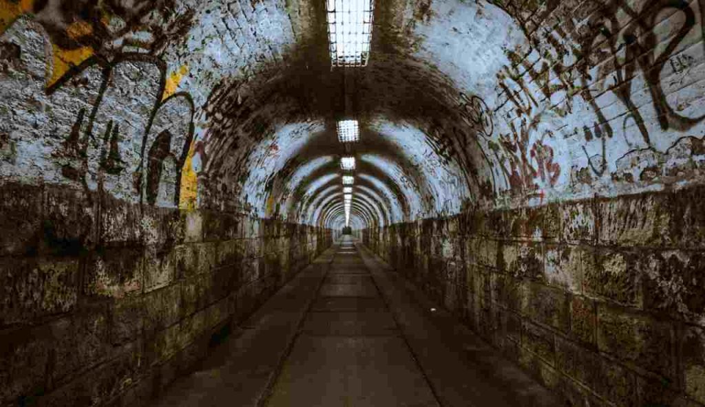 Illustrazione di un tunnel con graffiti (Pixabay)