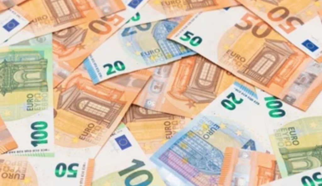 Banconote euro di vario taglio sparse