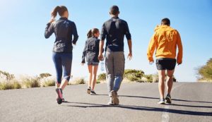 Un gruppo di ragazzi cammina in tuta da jogging