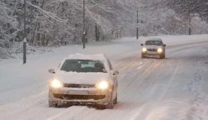 Delle auto in balia della neve e del ghiaccio (Depositphotos)