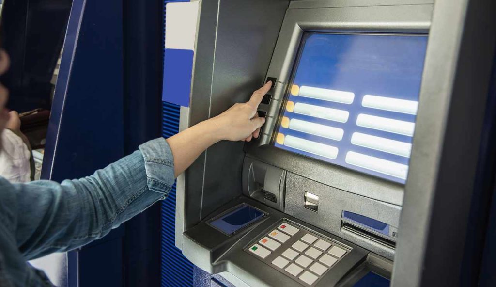 Donna davanti ad un ATM