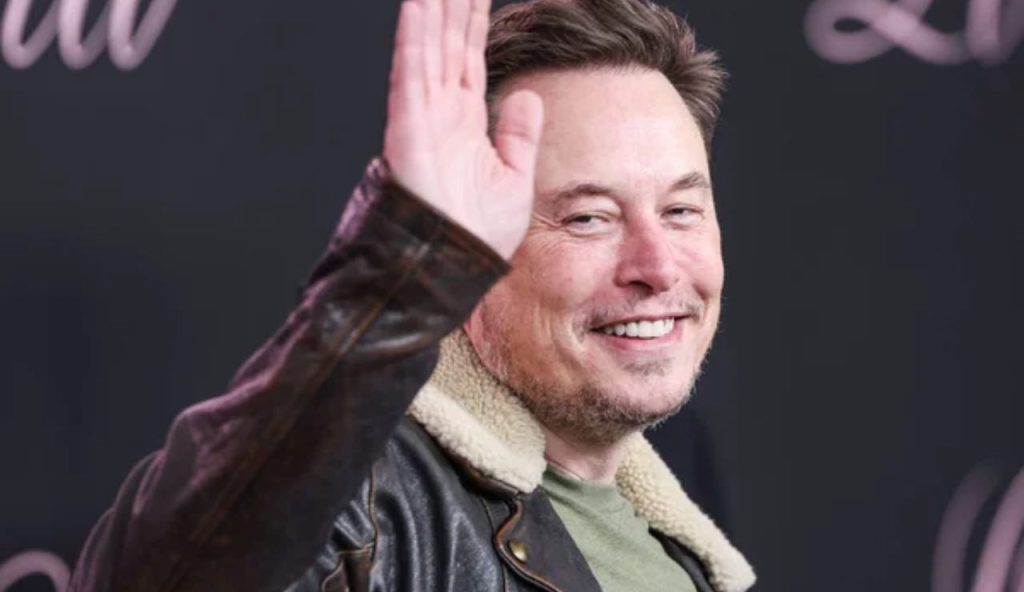 Elon Musk saluta il pubblico