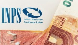 Banconote euro accanto a una scritta INPS