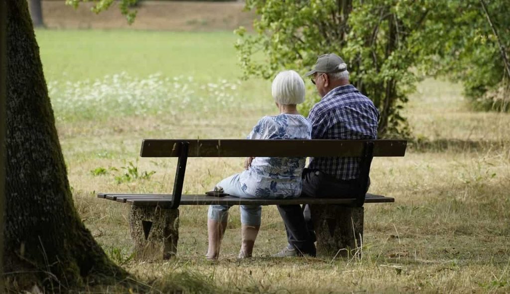 Due anziani siedono su una panchina