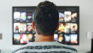 Testa di ragazzo che guarda la TV