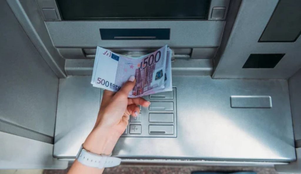 Utente preleva soldi dall'atm