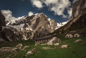 Case su paesaggio naturale