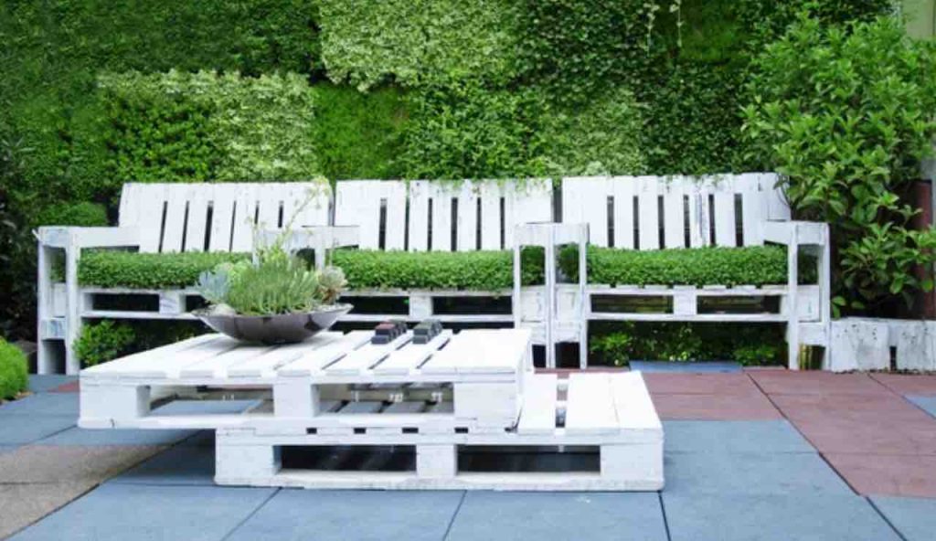 Giardino decorato con i pallet