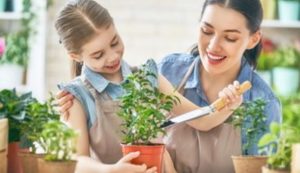 Una donna e una bambina felici con piante