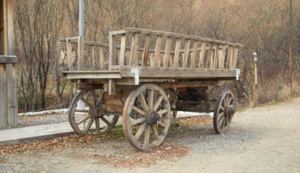 Un vecchio carro in strada