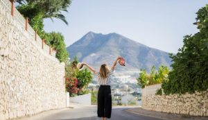 Giovane donna sotto il Vesuvio