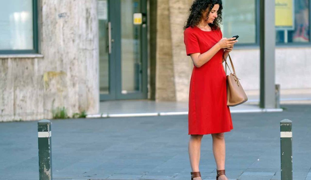 Donna mentre una il telefono