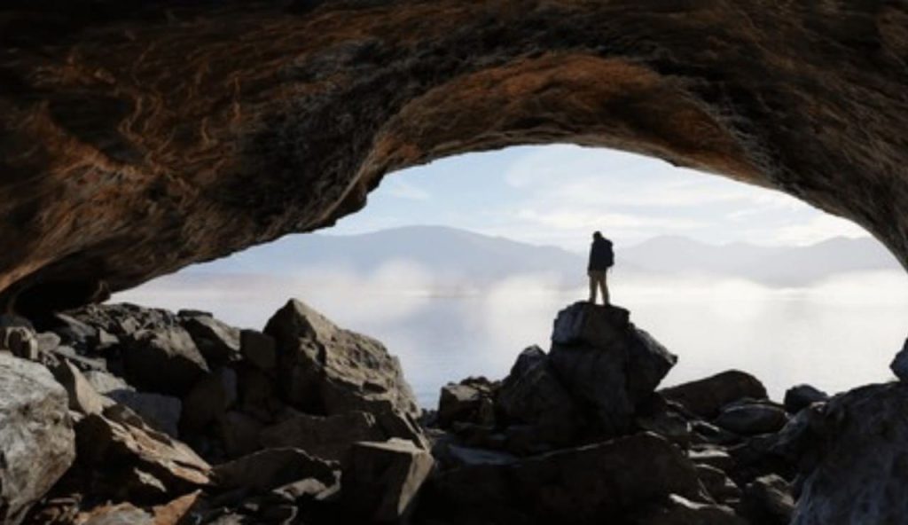 Uomo in una grotta