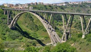 Illustrazione del Viadotto Bisantis a Catanzaro (Wikipedia Glabb)