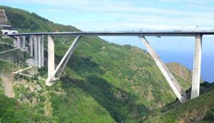 Illustrazione del viadotto Sfalassà in provincia di Reggio Calabria (Wikipedia Glabb)